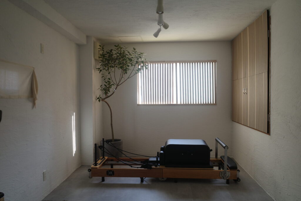 my make店内。シンプルで落ち着く空間にマシンピラティスのリフォーマーが設置されています