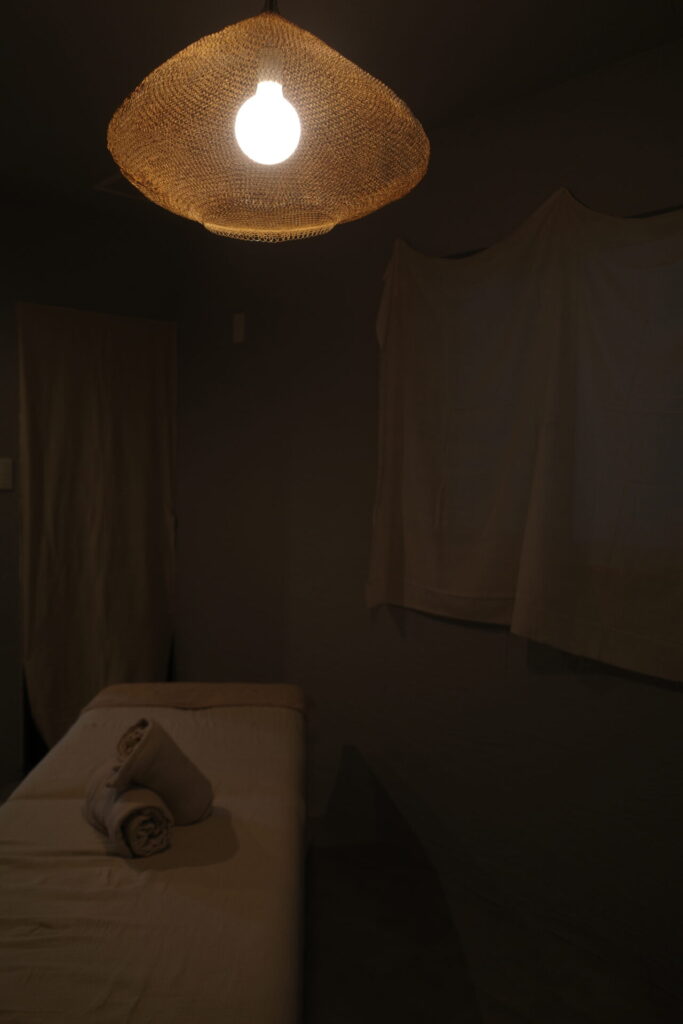 整体ルームは落ち着いた照明でリラックスできます