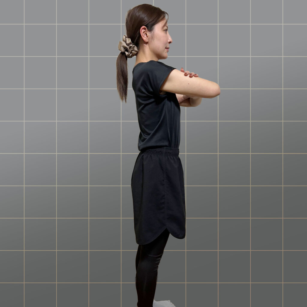 30代・女性／巻き肩・反り腰改善のアフター。ボディーラインの変化に加え、肩の位置や腰のズレが整いました。